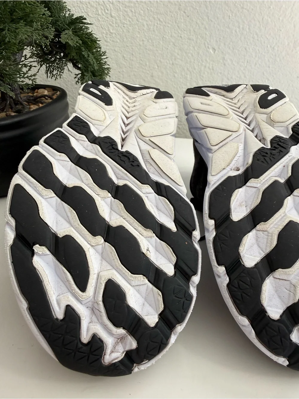 Hoka clifton 8 Women size 6 Black and White Athletic Running Shoes